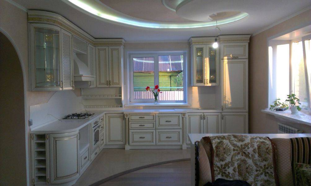 угловая кухня в классическом стиле в Костроме