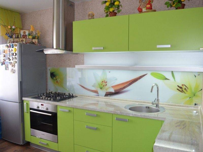 угловая зеленая кухня в Костроме