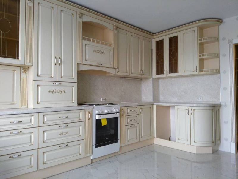 угловая кухня в классическом стиле в Костроме