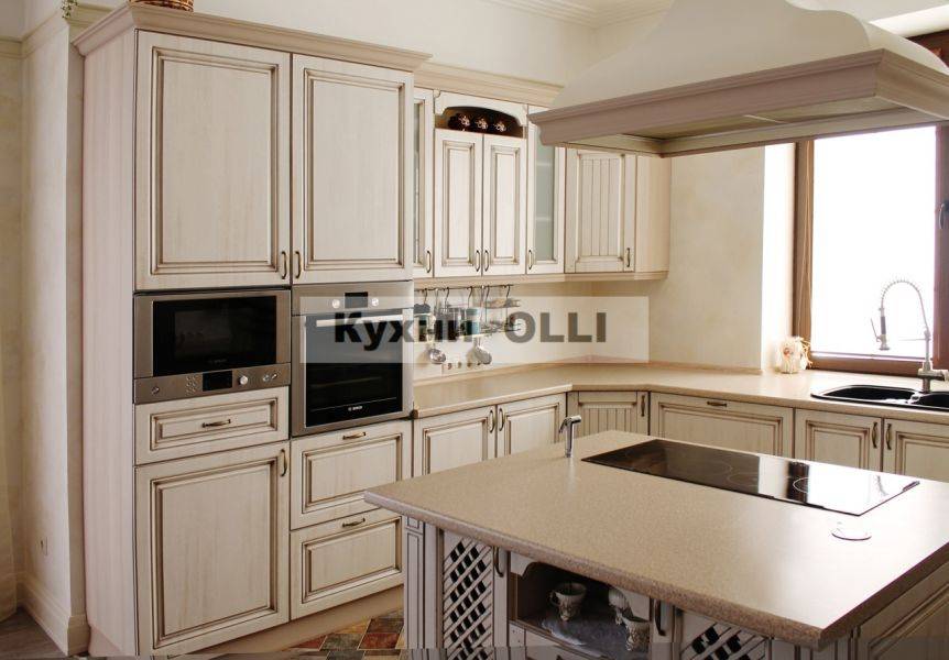 угловая кухня с островом в Костроме