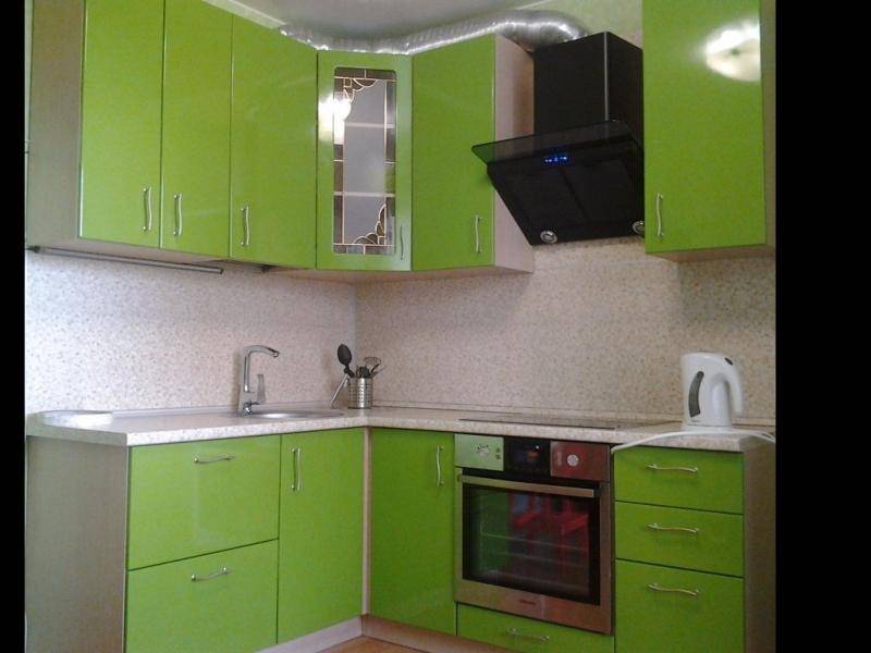 зеленая угловая кухня в Костроме