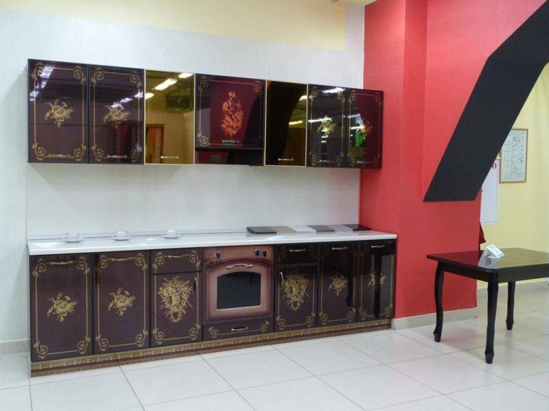 кухня прямая с рисунком из золота в Костроме