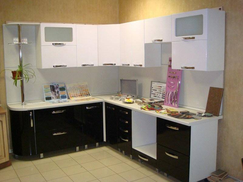 угловая кухня с витриной в Костроме