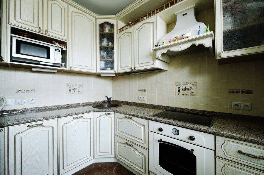 угловая кухня с патиной в Костроме