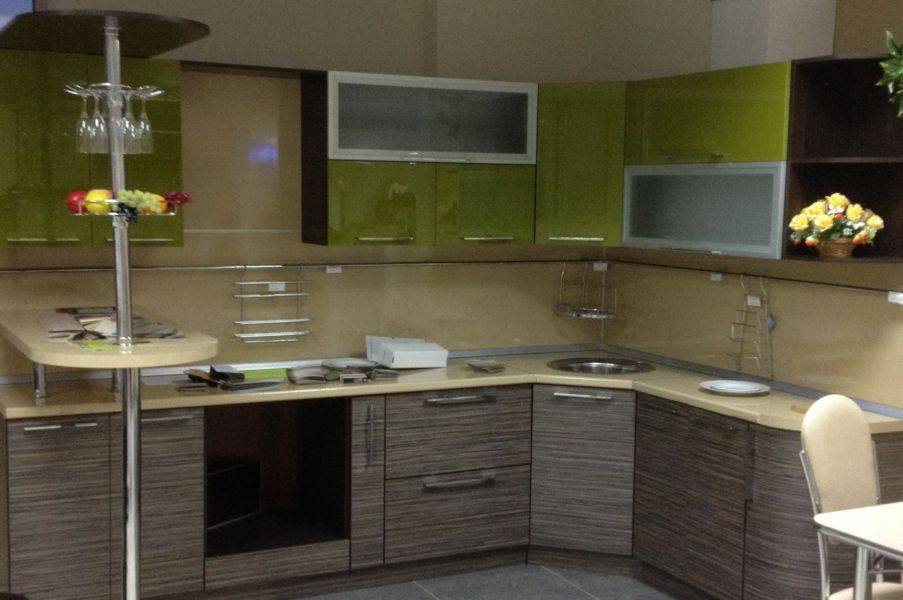 угловая кухня с барной стойкой в Костроме