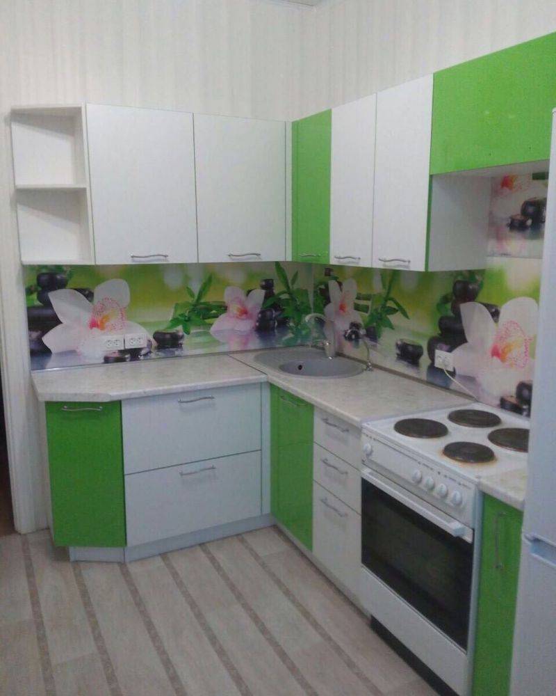 небольшая угловая кухня в Костроме