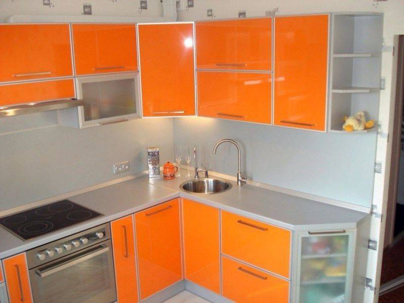угловая кухня в алюминиевой рамке в Костроме