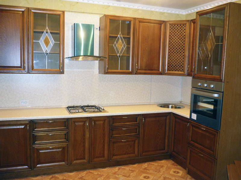 угловая классическая кухня в Костроме