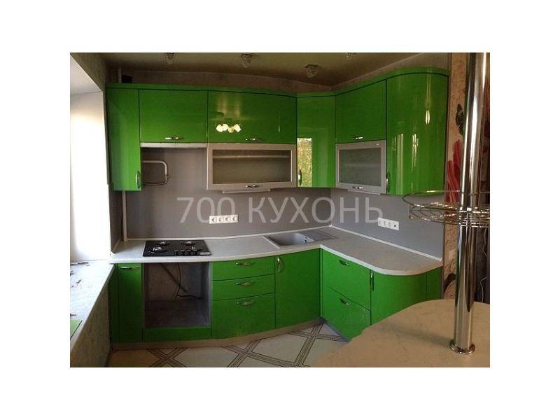 яркая зеленая угловая кухня в Костроме