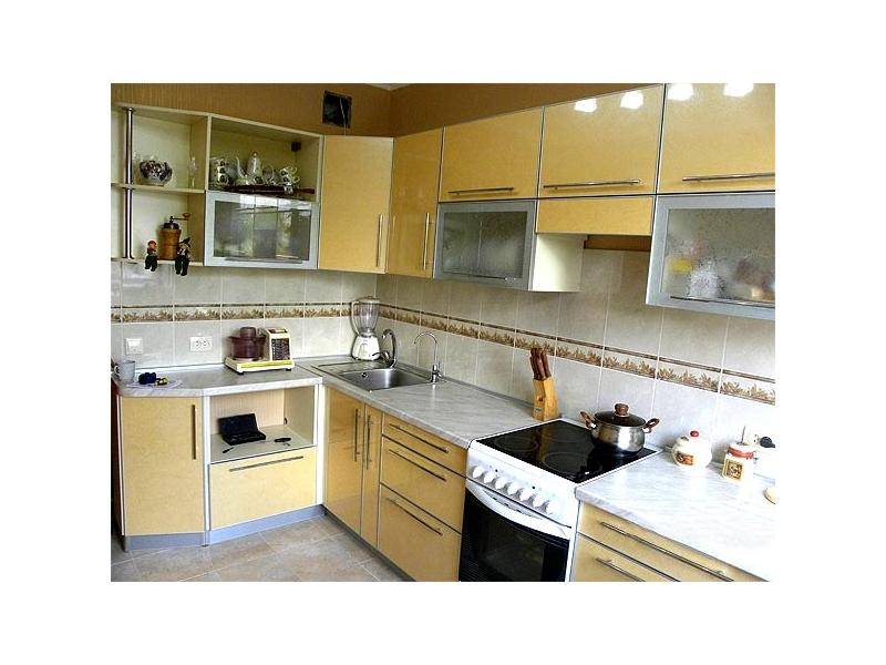 большая угловая бежевая кухня в Костроме