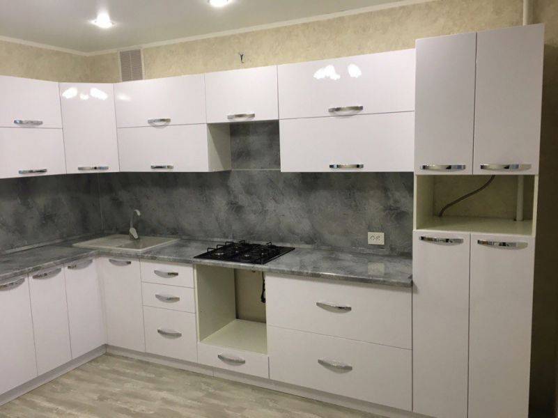 угловая белая кухня в Костроме