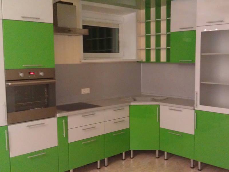 угловая зеленая кухня в Костроме