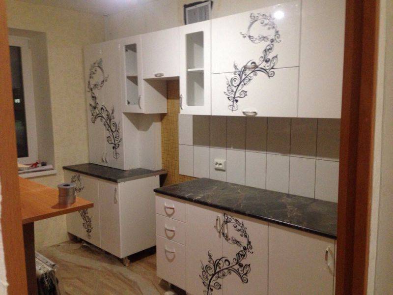 белая кухня с рисунком в Костроме