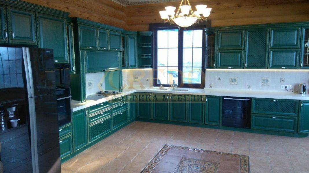 большая узумрудная кухня в Костроме