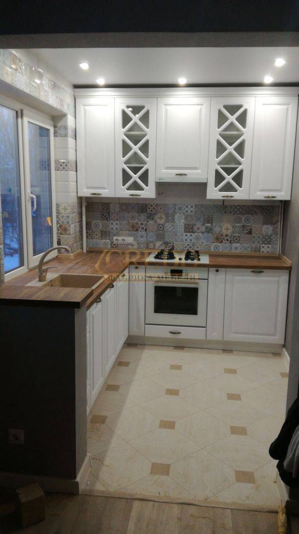 компактная белая кухня в Костроме