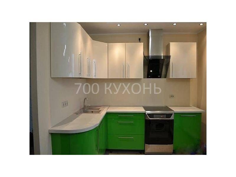 зелено-белая угловая кухня в Костроме