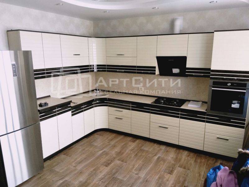 угловая кухня со вставками из шпона в Костроме