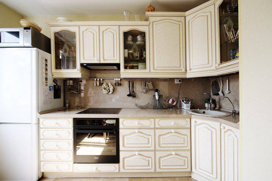 угловая кухня с патиной в Костроме