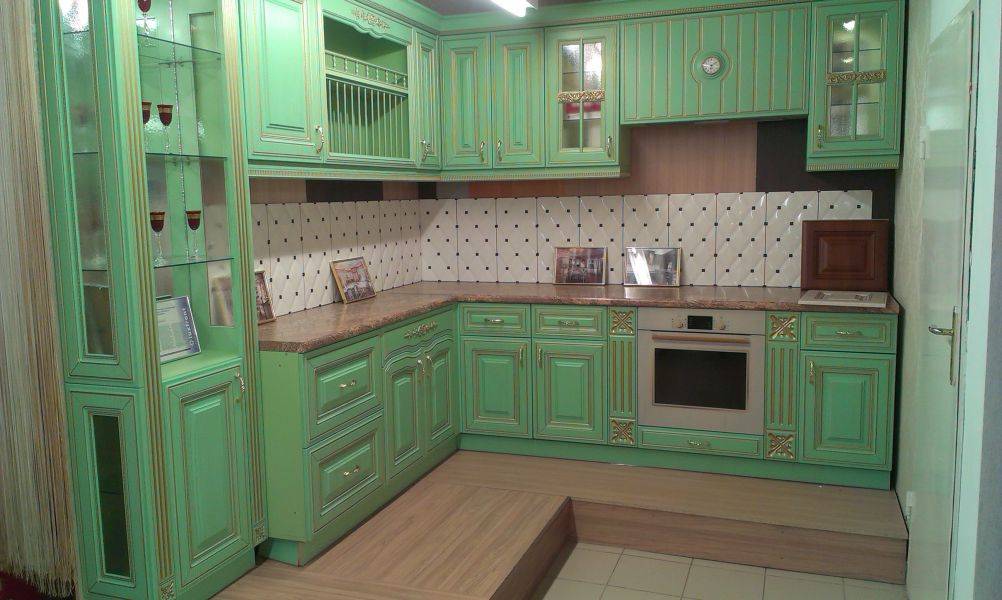 угловая кухня с патиной в Костроме