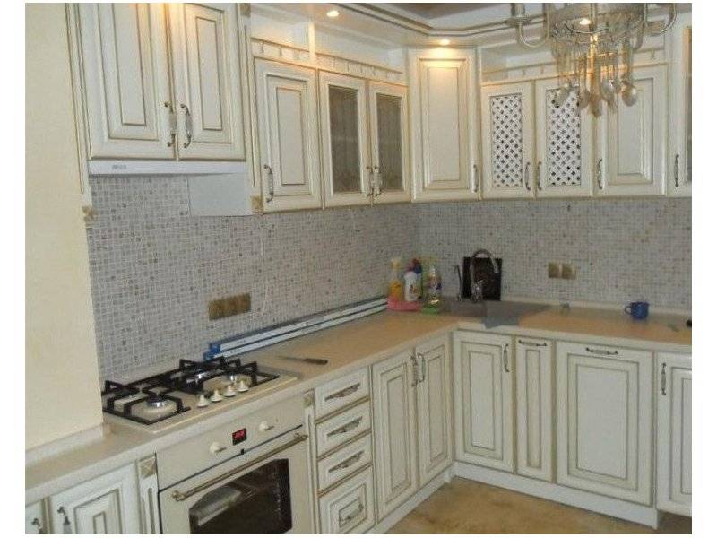 угловая кухня в классическом стиле в Костроме