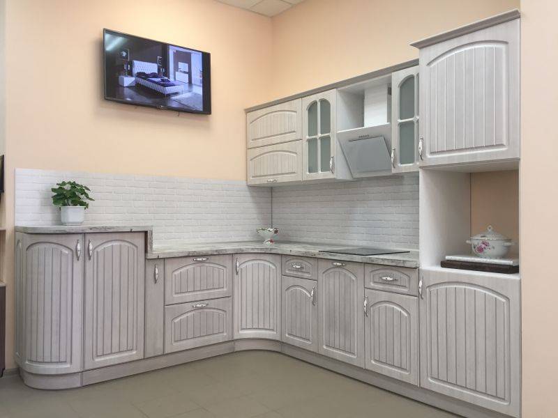 угловая светлая кухня в Костроме