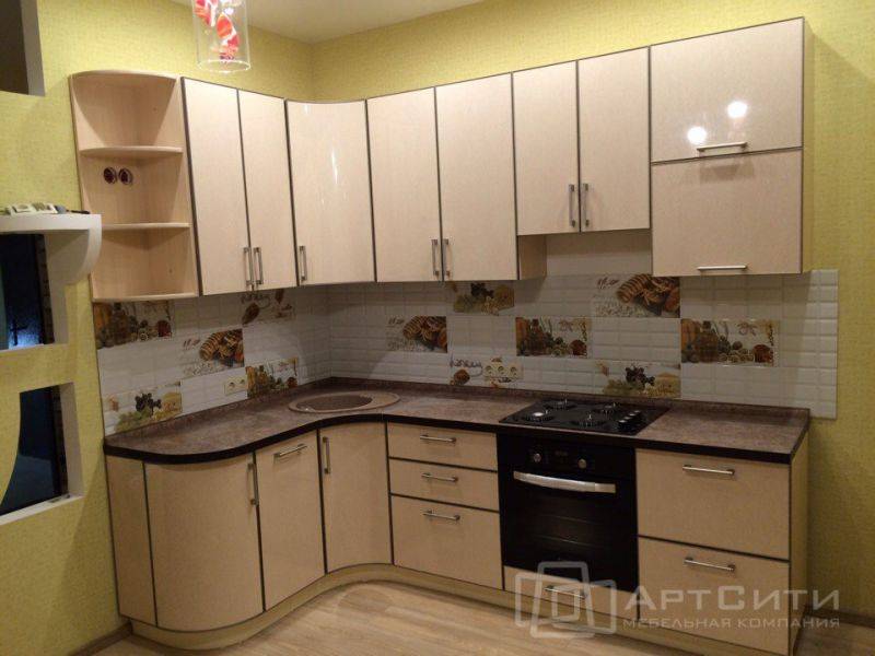 угловая бежевая кухня в Костроме