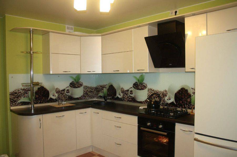 светлая угловая кухня в Костроме
