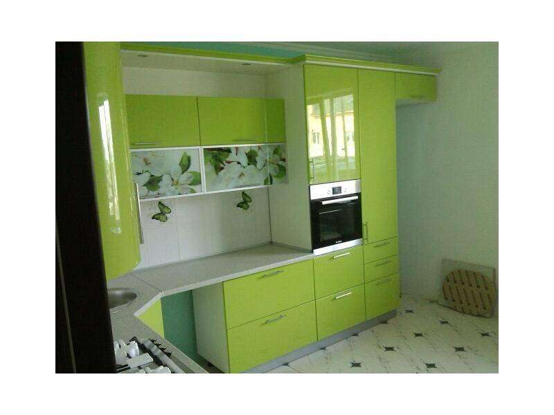 угловая зеленая кухня в Костроме