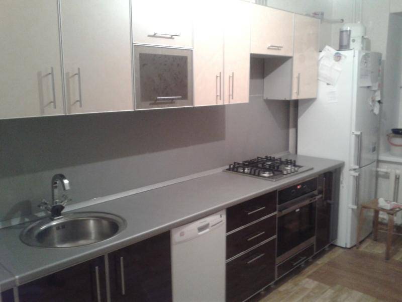кухня фасад пластик светлый верх темный низ в Костроме