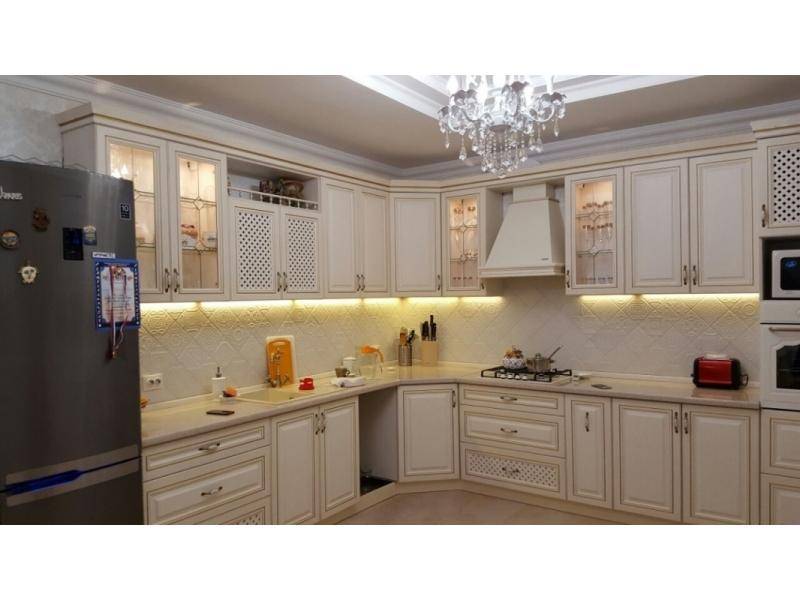 угловая классическая кухня в Костроме
