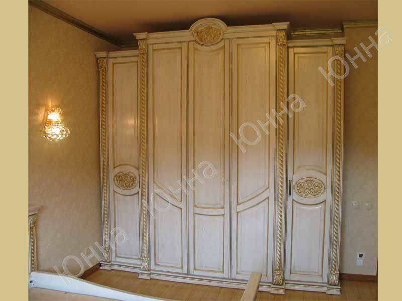 красивый светлый шкаф из дерева в Костроме