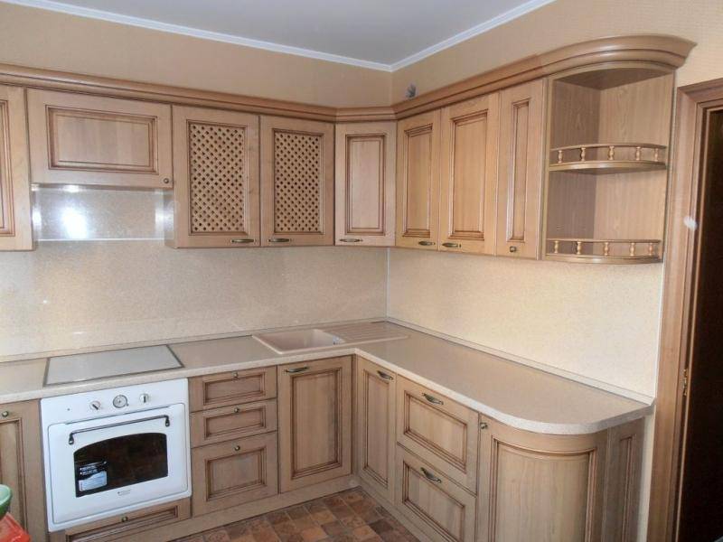 светлая классическая кухня в Костроме