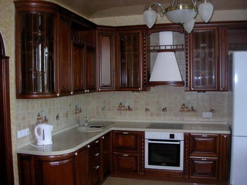 угловая классическая кухня в Костроме