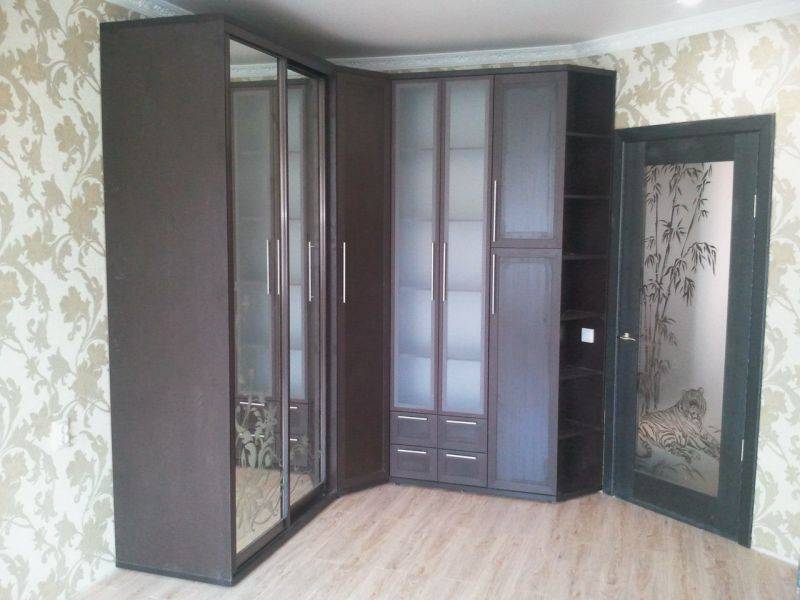большой угловой шкаф в коридор в Костроме
