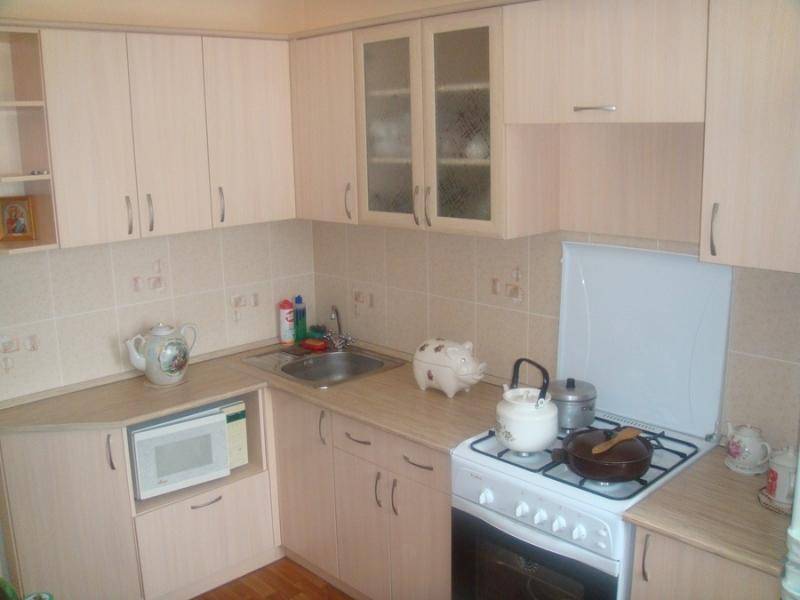 угловая бежевая кухня в Костроме