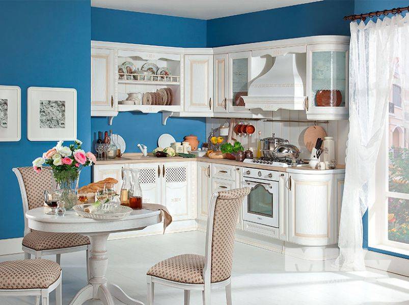 белая классическая кухня ликата в Костроме