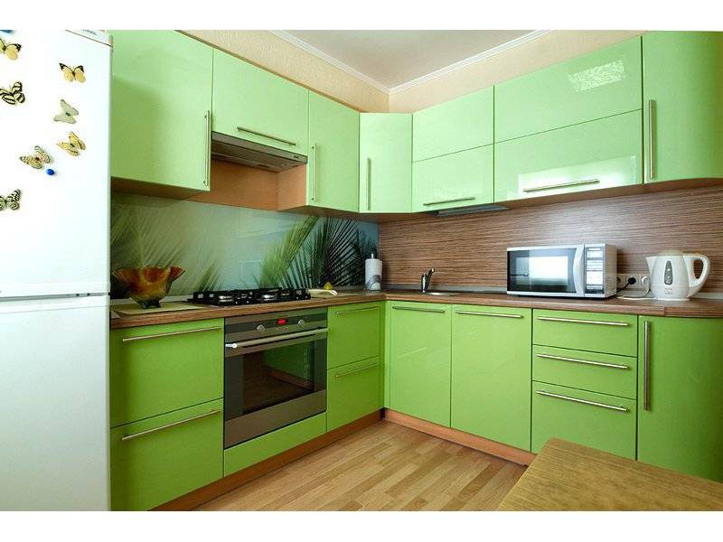 угловая зеленая кухня в Костроме