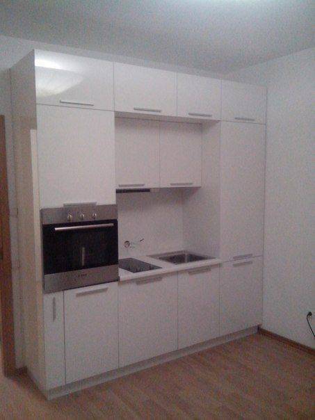 небольшая белая кухня в Костроме