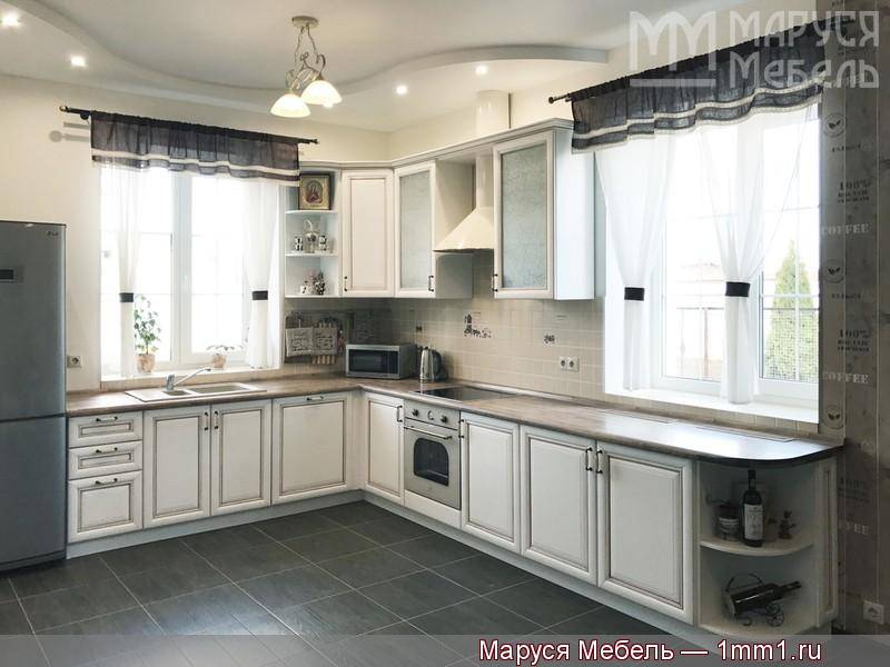 кухня с двумя окнами из массива нокта в Костроме