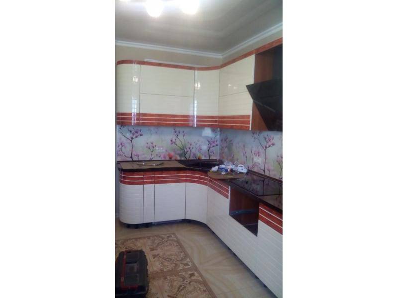 угловая кухня с плавными фасадами в Костроме