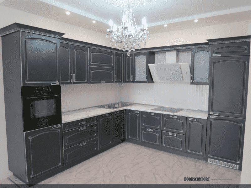 кухня в классическом стиле с крашенными фасадами гальяно в Костроме