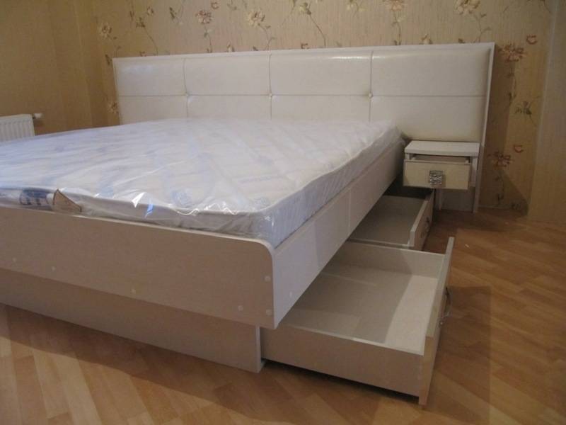 белая кровать с ящиками в Костроме