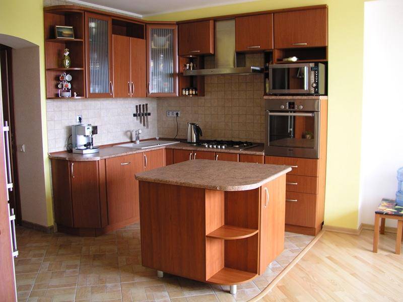 угловая кухня с островом в Костроме
