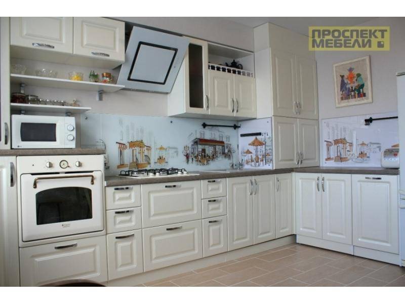 белая кухня в классическом стиле в Костроме