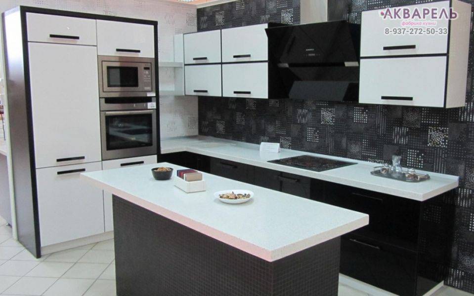 угловая кухня с островом в Костроме