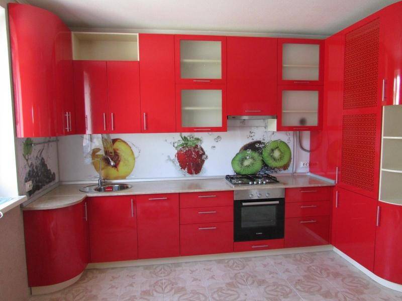 яркая угловая кухня в Костроме