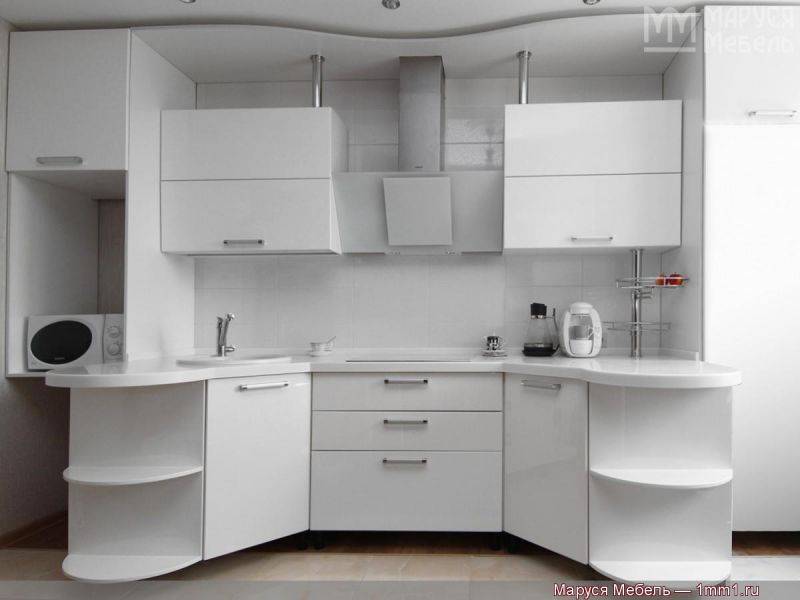 кухня матовая эмаль белого цвета симметричной формы в Костроме