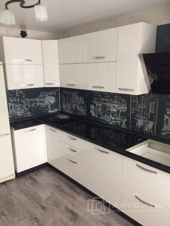 угловая глянцевая кухня в Костроме