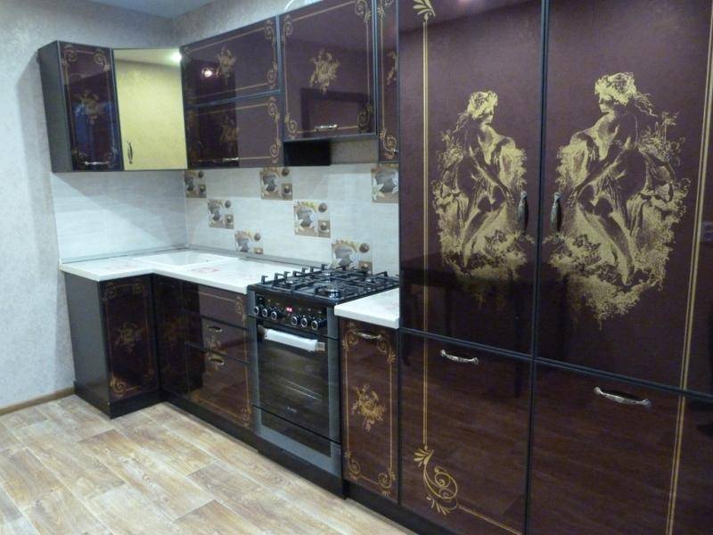 кухня угловая с рисунком из золота в Костроме