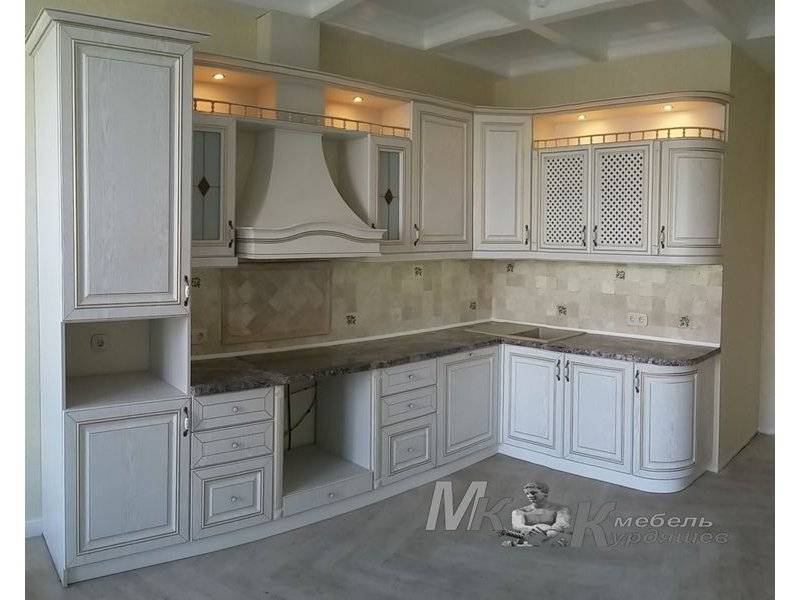 угловая кухня в классическом стиле в Костроме